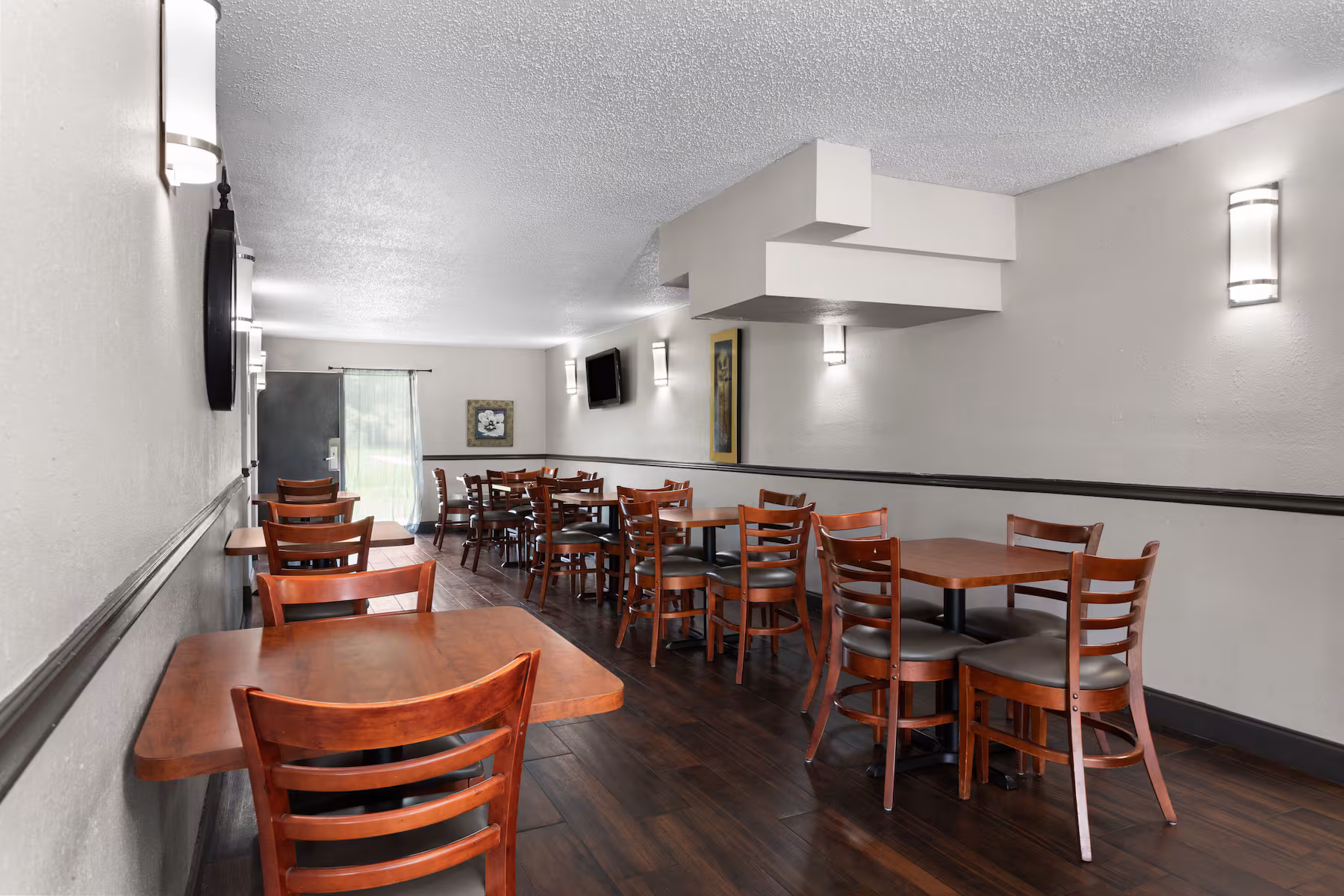 Breakfast dining room with tables and chairs