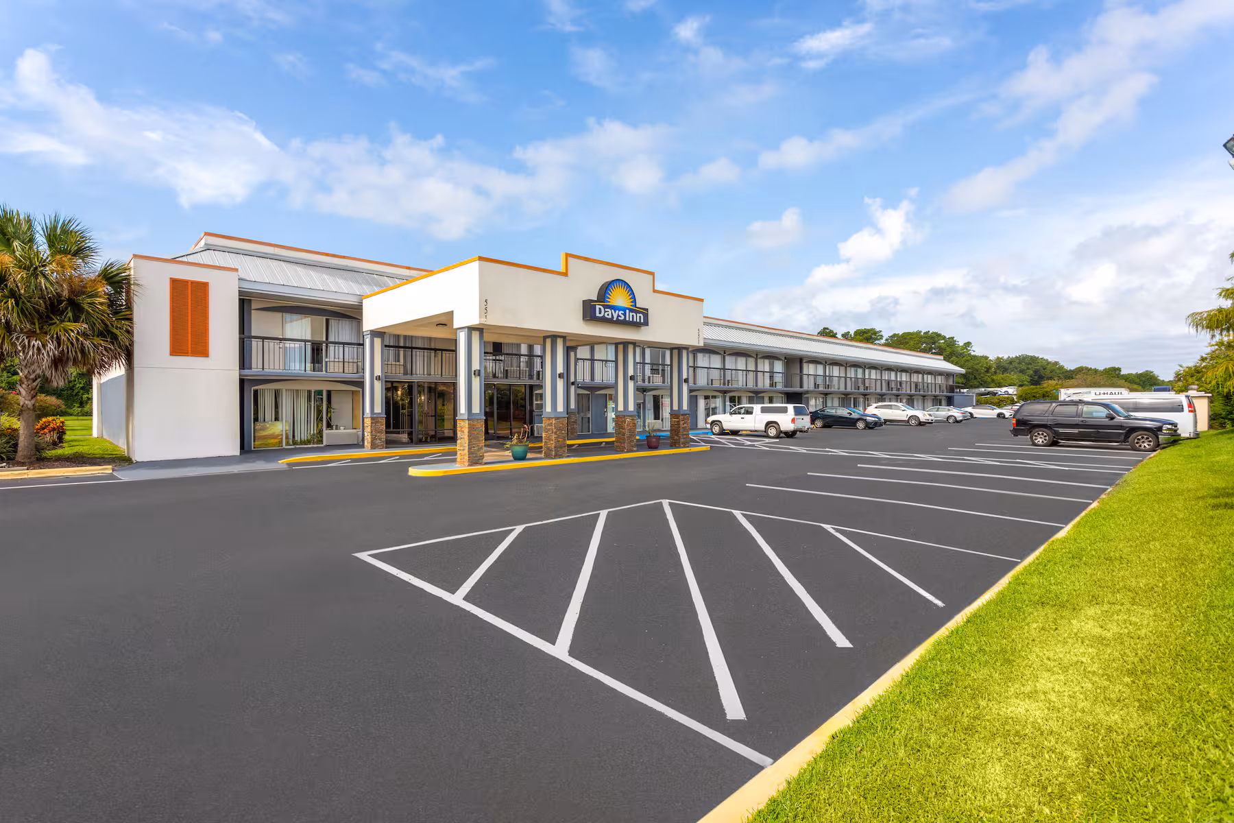 Days Inn Wildwood exterior and porte-cochère by day